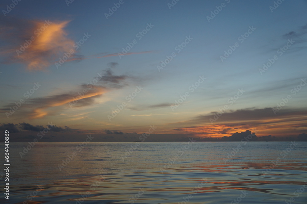 Naklejka premium Sunset over the Maldives Sea