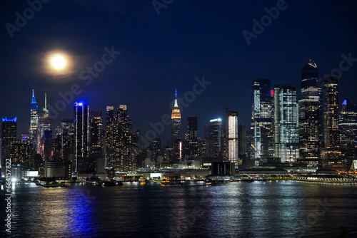 New York, the Big Apple, wakes up 24 hours and seven days all year. © Bryan
