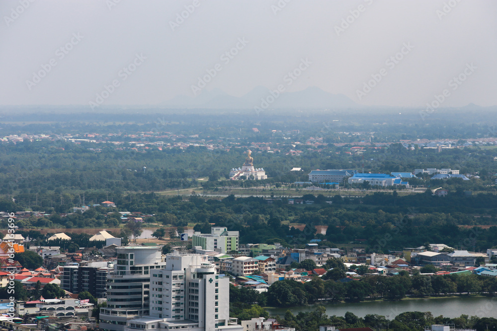 
태국 나콘사완의 도시풍경과 전망대