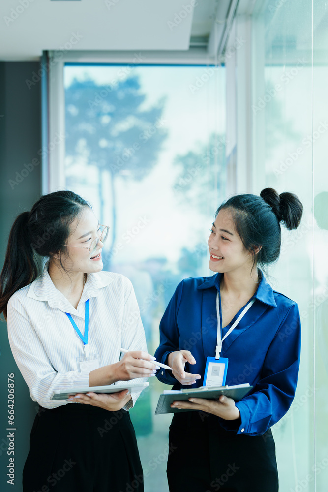 Obraz premium startup business, business advisor explaining strategy for planning finance investment teamwork paperwork audit and discussing marketing, profit, budget of company in meeting room.