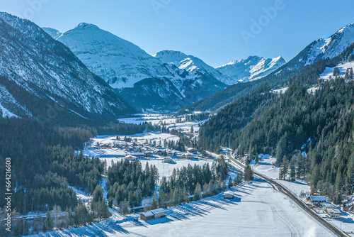 Winter im Tiroler Lechtal bei Holzgau, Blick talaufwärts Richtung Steeg photo