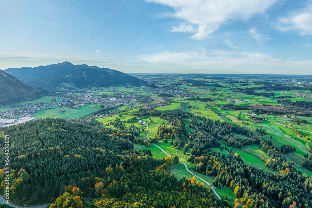 Fototapeta premium Idyllischer Herbstabend im Ostallgäu, Blick vom Falkenstein ins Alpenvorland bei Pfronten