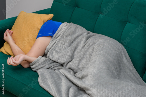Osoba z zaburzeniami snu odsypia w dzień na kanapie w salonie  photo