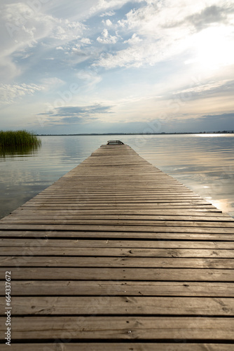 Fototapeta Naklejka Na Ścianę i Meble -  Pomost nad jeziorem w letni dzień 