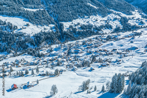 Winter im Kleinwalsertal bei Hirschegg, Blick über das verschneite Dorf in die Allgäuer Alpen