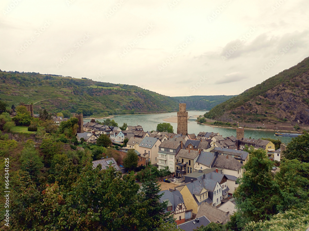 Blick auf den Ochsenturm und den Rhein bei Oberwesel im Mittelrheintal, Rheinland-Pfalz.