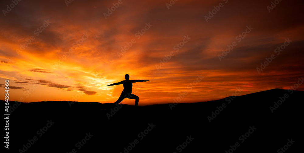 Kobieta ćwicząca joge na plaży na tle zachodu słońca, woman practicing yoga - obrazy, fototapety, plakaty 