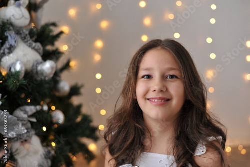 criança pré adolescente linda e sorridente em decoração de natal de inverno 
