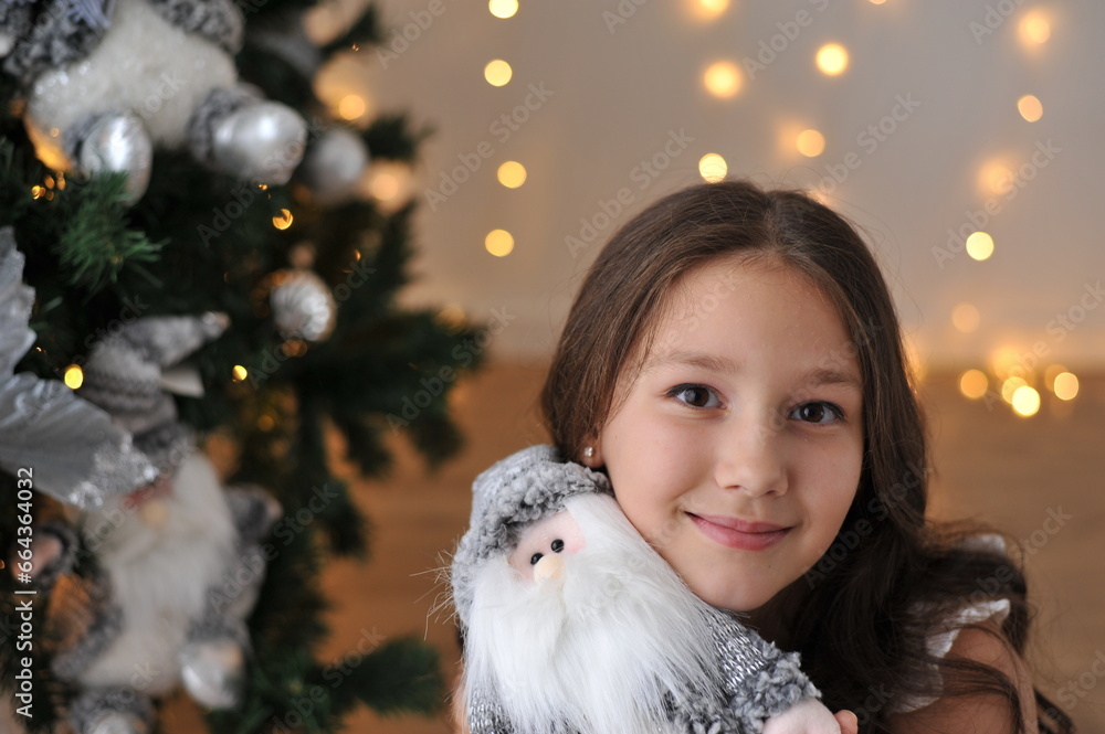 menina feliz sorridente em decoração arvore de natal de inverno com luzes natalinas menina feliz sorridente em decoração arvore de natal de inverno com luzes natalinas