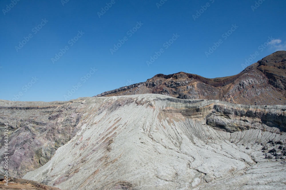 Fototapeta premium 火口の岩肌