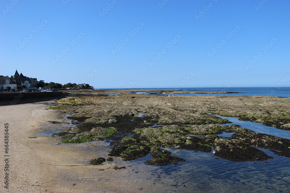 Piriac-sur-mer : plage et rochers de la pointe des Caillonis à marée basse