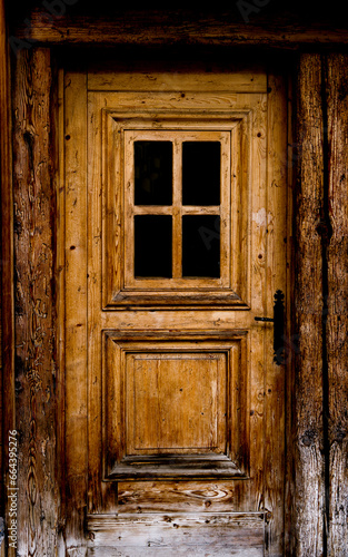 alte Holztür in einem Blockhaus