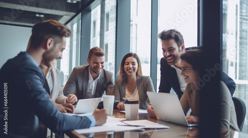 Unternehmer bei einem Team-Meeting - Gruppe von Kollegen und Geschäftsleuten sitzen in einem Büro und kommunizieren über Geschäfte und haben Spaß bei der Arbeit