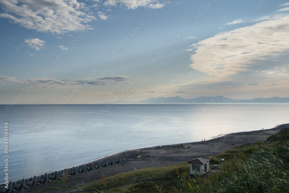 北海道の小清水町のフレトイ展望台から見た浜小清水前浜キャンプ場とオホーツク海