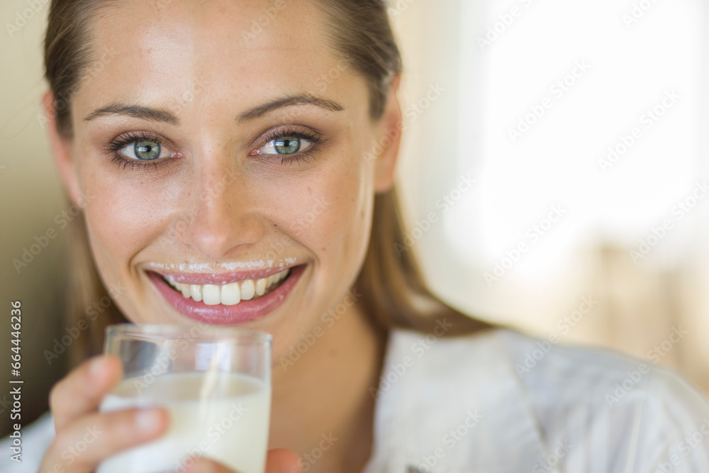 Junge Frau mit Milchglas, Portrait Nahaufnahme Junge Frau mit Milchglas, Portrait Nahaufnahme