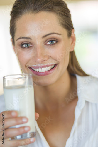 Junge Frau mit Milchglas, Portrait Nahaufnahme