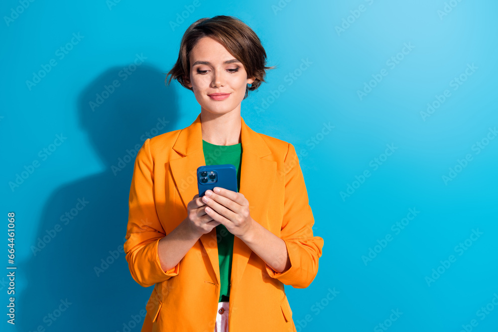 Photo portrait of charming young woman bob brown hair business owner chat manager help customers online isolated on blue color background Photo portrait of charming young woman bob brown hair business owner chat manager help customers online isolated on blue color background