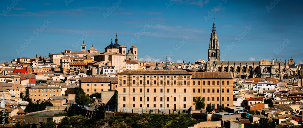 Obraz premium Distant view to the old city of Toledo