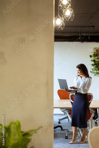 Young business woman with l...