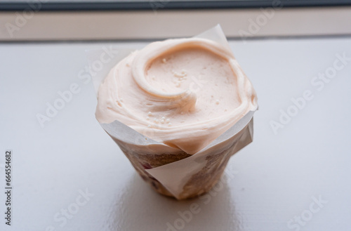 Obraz na płótnie strawberry cupcake - strawberry frosting over vanilla sponge cake w salonie