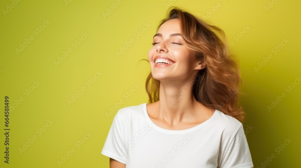 Obraz premium A young caucasian woman, isolated on a green background, wearing casual clothes, with a playful grin, embodying a carefree, whimsical demeanor.