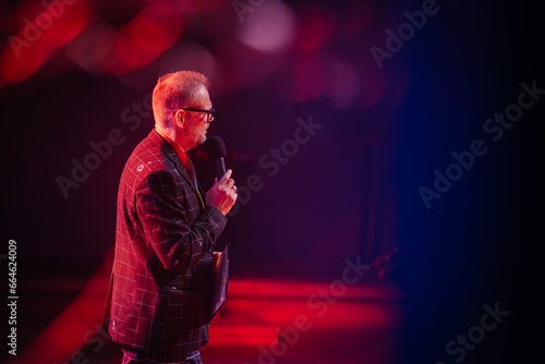 Φωτογραφία The host of the evening, at the stage with different lights
