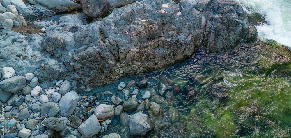 Obraz premium Rocks by the river in Canadian Nature Landscape. Background.