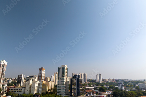 Foto aérea do bairro de Cambuí em Campinas, maior cidade no interior de São Paulo, Brasil © Marcos