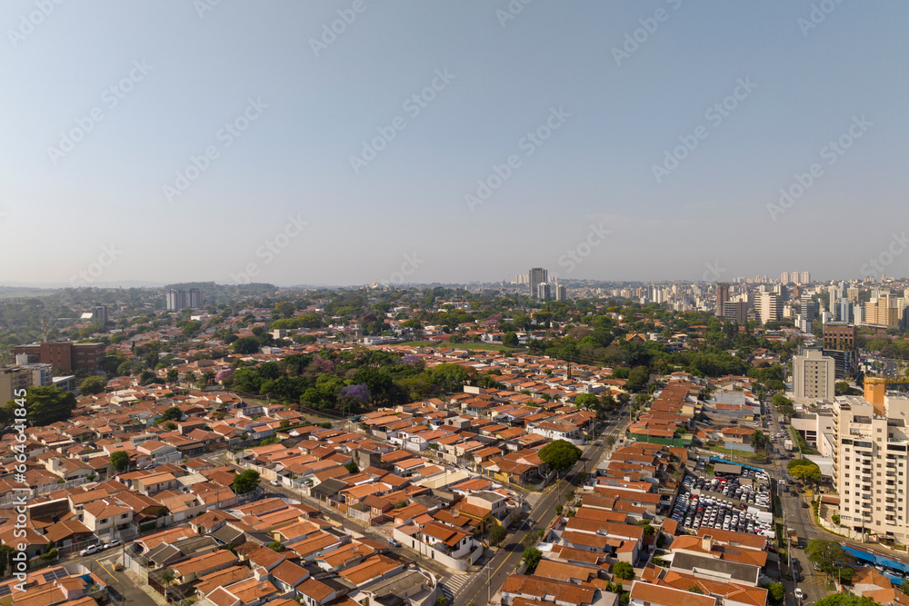 Obraz premium Foto aérea do bairro de Cambuí em Campinas, maior cidade no interior de São Paulo, Brasil