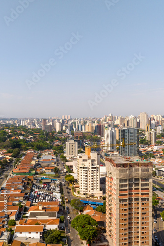 Foto aérea do bairro de Cambuí em Campinas, maior cidade no interior de São Paulo, Brasil