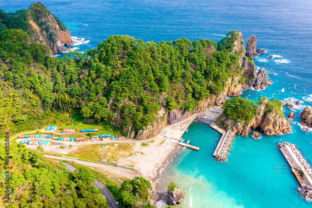 Fototapeta premium 机浜番屋群、机漁港（岩手県田野畑村）