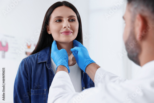 Schilderij op canvas Endocrinologist examining thyroid gland of patient at hospital, closeup