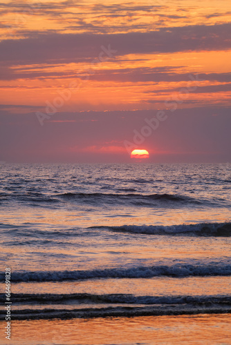 Fototapeta Naklejka Na Ścianę i Meble -  Ocean waves on sunset with setting sun background