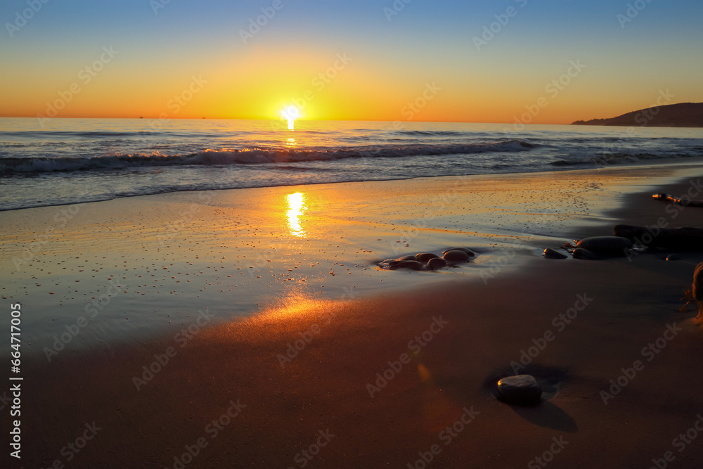 Obraz premium A magnificent sunset at El capitan state beach, California