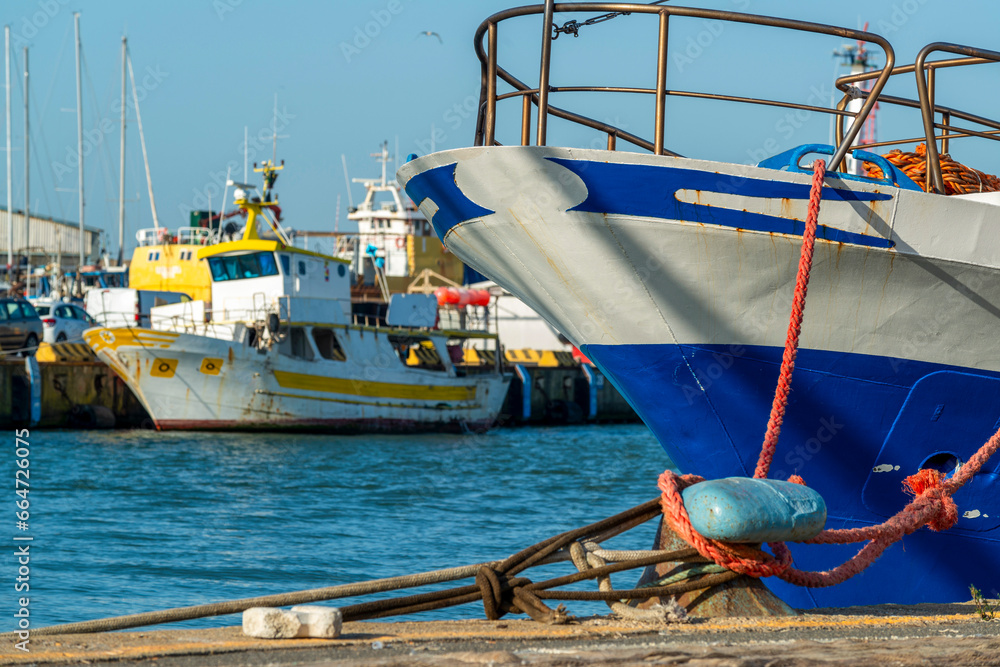 Chalutiers amarrés dans un port de pêche au petit matin Chalutiers amarrés dans un port de pêche au petit matin