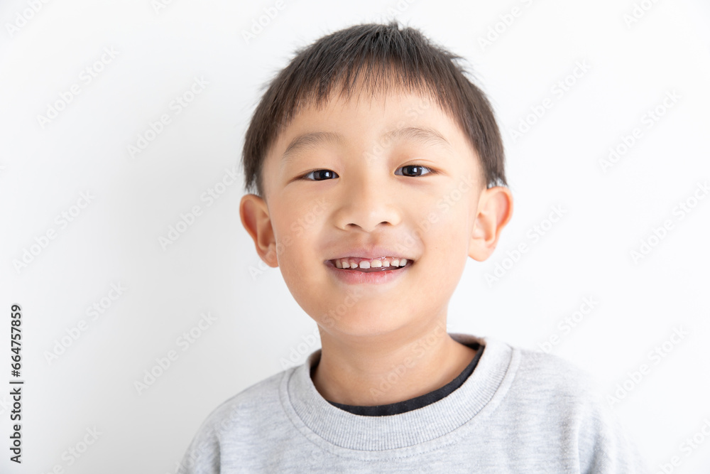 カメラ目線で笑顔の男の子 smiling boy カメラ目線で笑顔の男の子 smiling boy