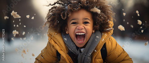 Kinderporträt: Afroamerikanisches Kleinkind im gelben Mantel photo