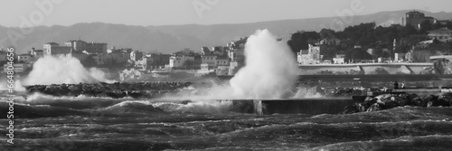 Tempête de vent sur la côte méditerranéenne à Marseille