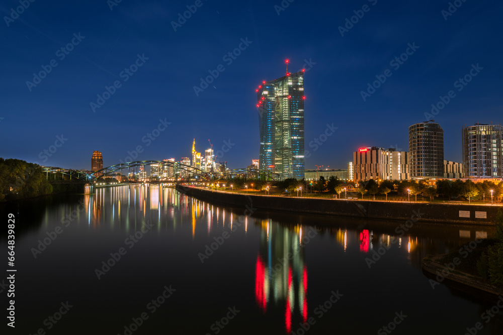 Fototapeta premium Skyline Frankfurts im Oktober 2023