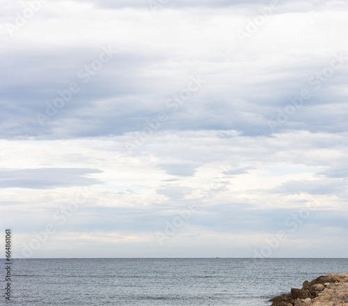 Playa desierta durante el día