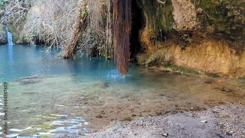 PEQUEÑA CASCADA EN EL PARAJE DENOMINADO LA CUEVA DE LOS ANGELES, CERCA DE LA POBLACION DE VILLAMALEA, EN LA PROVINCIA DE ALBACETE. CASTILLA LA MANCHA. ESPAÑA