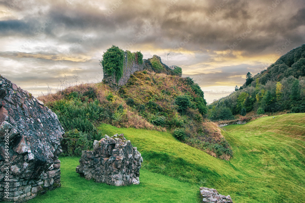 Burgruine aus dem 14. Jahrhundert im schottischen Lochness-Nationalpark in der Nähe der Stadt Inverness.
Steinmauer einer alten Ruine. - obrazy, fototapety, plakaty 