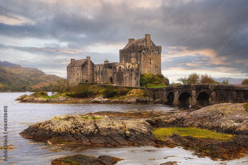 Eilean Donan Castle ist eine Tieflandburg in der Nähe von Dornie, einem kleinen Dorf in Schottland. Eilean Donan Castle liegt am Loch Duich im westlichen schottischen Hochland. Hier wurde der Film Hig