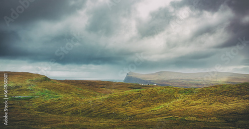 Neist Point ist eine kleine Halbinsel auf der schottischen Insel Skye und ihr Leuchtturm markiert den westlichsten Punkt der Insel.
Isle of Skye ist die größte Insel der Inneren Hebriden. 