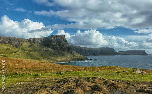 Neist Point ist eine kleine Halbinsel auf der schottischen Insel Skye und ihr Leuchtturm markiert den westlichsten Punkt der Insel. Klippen in den schottischen Highlands.