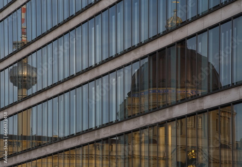 Der Berliner Fernsehturm und das Humboldt-Forum spiegeln sich in den Scheiben des Auswärtigen Amtes