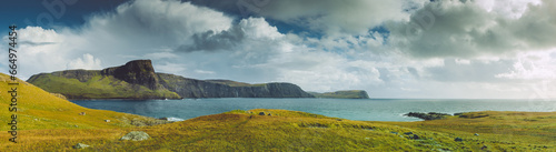 Klippen in den schottischen Highlands. Neist Point ist eine kleine Halbinsel auf der schottischen Insel Skye und ihr Leuchtturm markiert den westlichsten Punkt der Insel. photo