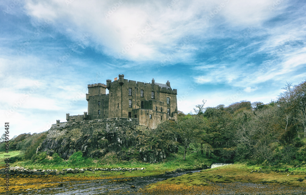 Dunvegan Castle ist der Stammsitz des schottischen MacLeod-Clans. Das Schloss liegt auf der Isle of Skye auf den Inneren Hebriden. Es ist die älteste durchgehend bewohnte Burg Schottlands.