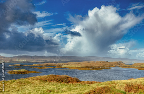 Friedliche, verlassene Orte in Schottland. Torfmoore sind permanent überschwemmte Feuchtgebiete mit geringer Vegetation – überwiegend Moose, vor allem Torfmoose, und Sauergräser.