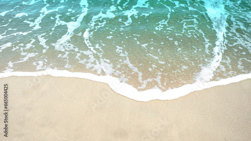 Miękka fala oceanu na czystej, piaszczystej plaży